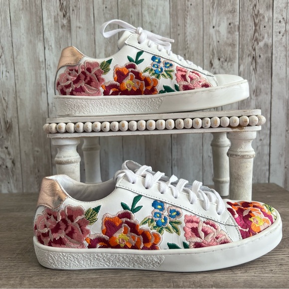Johnny Was White Floral Embroidered Low Top Sneakers Cottage Womens 6-6.5 - Picture 1 of 6